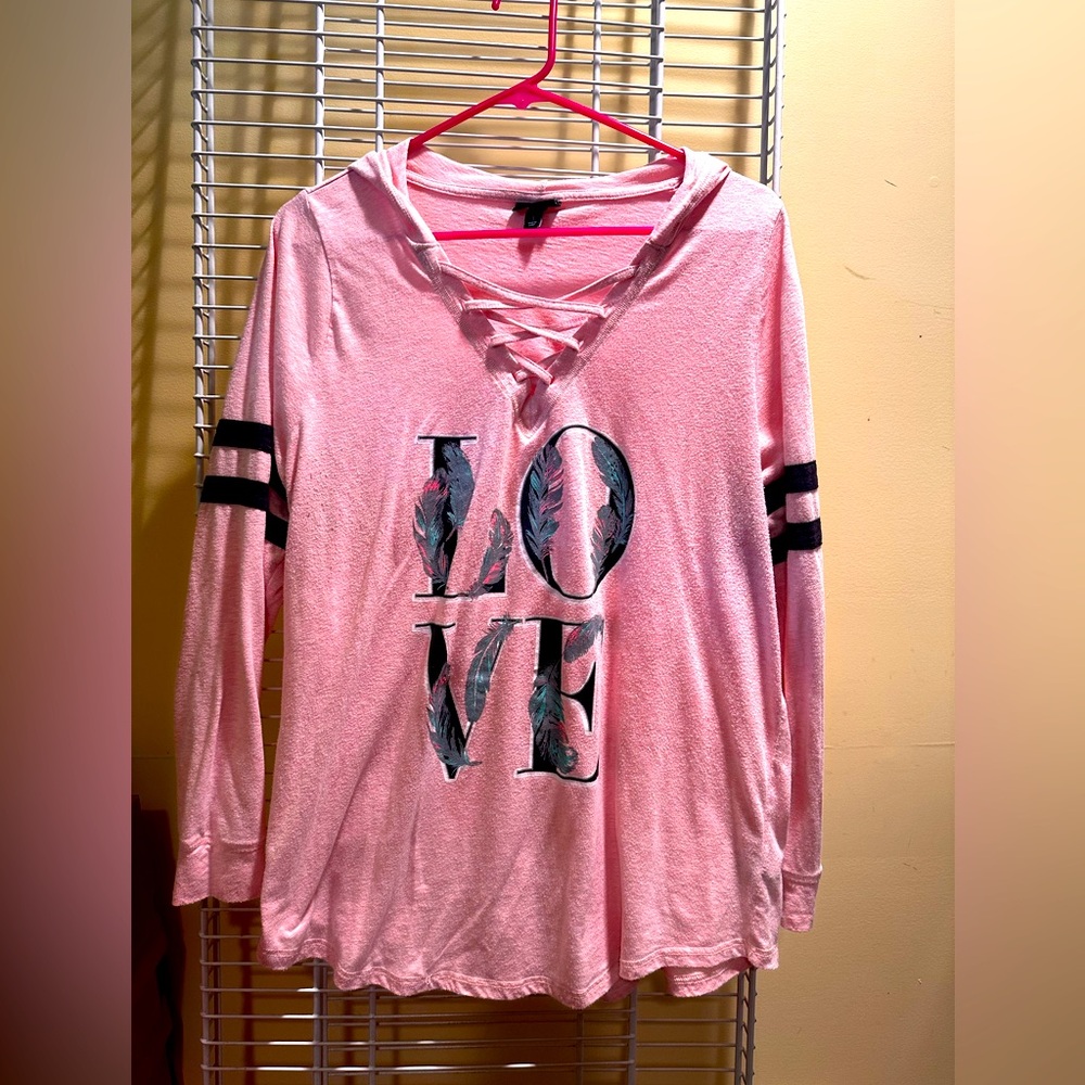 Women's Pullover Long Sleeve Hooded Sweatershirt.